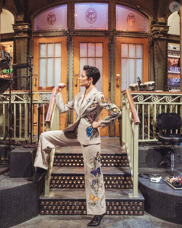 La chanteuse Halsey porte des bottines Sergio Rossi sur le plateau de Saturday Night Live. Février 2020.