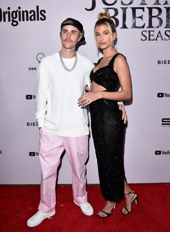 Justin Bieber et sa femme Hailey Baldwin Bieber, chaussée de sandales Sergio Rossi, assistent à l'avant-première de la série documentaire lancée sur YouTube Originals "Justin Bieber: Seasons" au Regency Bruin Theatre de Los Angeles. Le 27 janvier 2020.