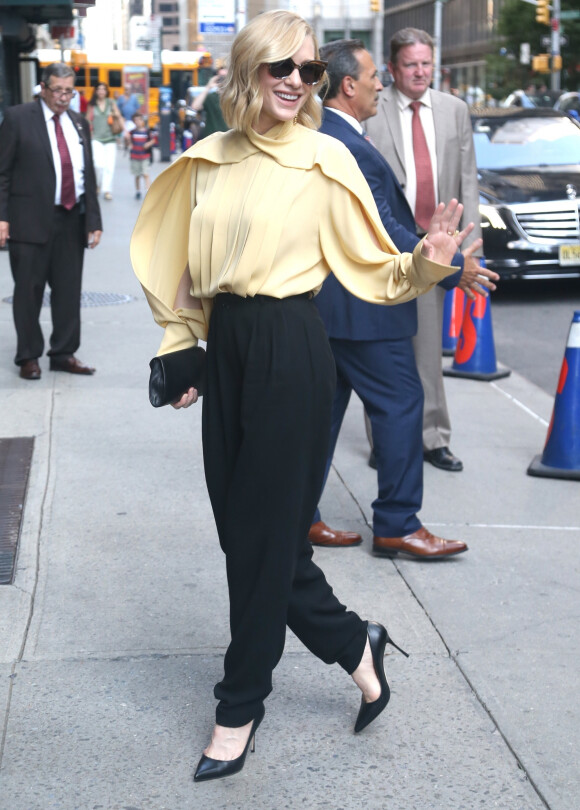 Cate Blanchett, chaussée de souliers Sergio Rossi, arrive dans les studios de l'émission "The Late Show With Stephen Colbert" à New York, le 12 août 2019.