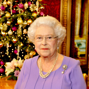 La reine Elisabeth II d'Angleterre dans la salle des dîners d'état du palais de Buckingham à Londres, le 10 décembre 2014 après l'enregistrement du message télévisé pour Noël.