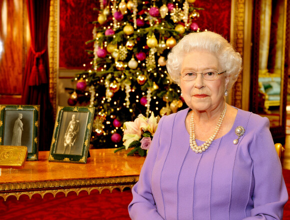 La reine Elisabeth II d'Angleterre dans la salle des dîners d'état du palais de Buckingham à Londres, le 10 décembre 2014 après l'enregistrement du message télévisé pour Noël.