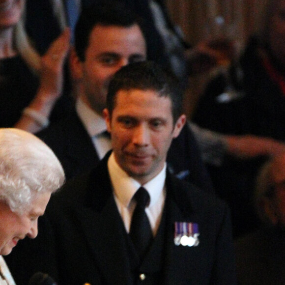 La reine Elizabeth II reçoit un Bafta d'honneur (pour son role de James Bond Girl dans un film projeté lors de la cérémonie d'ouverture des Jeux Olympiques de Londres) et en récompense à son soutien pour l'industrie du cinéma britannique, au château de Windsor, le 4 avril 2013.