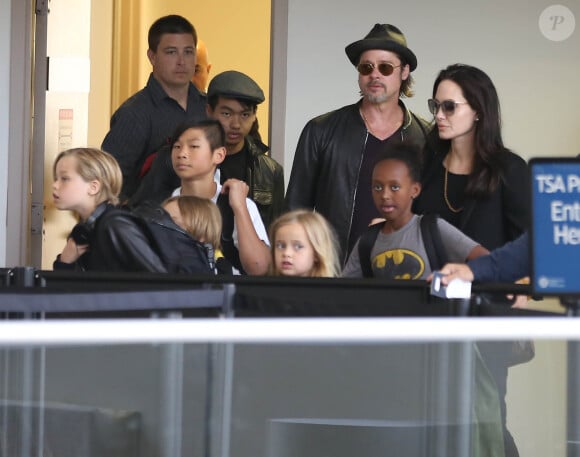 Brad Pitt, sa femme Angelina Jolie et leurs enfants Maddox, Pax, Zahara, Shiloh, Vivienne et Knox prennent l'avion à l'aéroport de Los Angeles pour venir passer quelques jours dans leur propriété de Miraval, le 6 juin 2015.