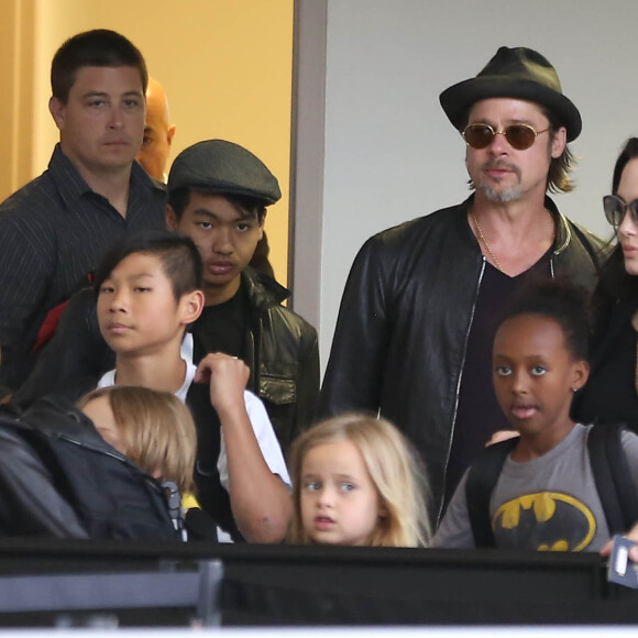 Brad Pitt, sa femme Angelina Jolie et leurs enfants Maddox, Pax, Zahara, Shiloh, Vivienne et Knox prennent l'avion à l'aéroport de Los Angeles pour venir passer quelques jours dans leur propriété de Miraval, le 6 juin 2015.