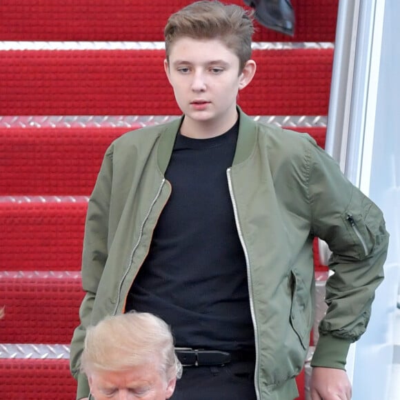 Donald J. Trump (président des Etats-Unis), avec sa femme la première dame Melania Trump et son fils Barron, débarquent d'Air Force One sur le tarmac de l'aéroport de Palm Beach, le 17 janvier 2020.