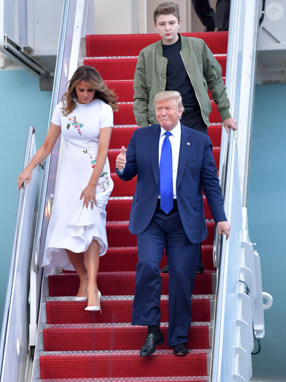 Donald J. Trump (président des Etats-Unis), avec sa femme la première dame Melania Trump et son fils Barron, débarquent d'Air Force One sur le tarmac de l'aéroport de Palm Beach, le 17 janvier 2020.