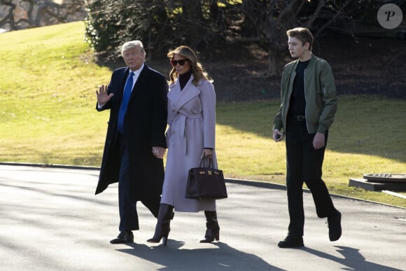 Donald J. Trump (président des Etats-Unis), avec sa femme Melania et son fils Barron, quittent la Maison Blanche en hélicoptère. Washington DC, le 15 janvier 2020.