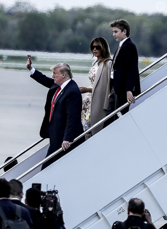 Donald J. Trump (président des Etats-Unis),, Melania et Barron Trump débarquent de Air Force One sur le tarmac de la base militaire Andrews Air Force à Palm Beach, le 21 avril 2019.
