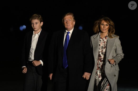 Le président Donald Trump et la première dame Melania Trump avec leur fils Barron Trump arrivent à la Maison Blanche à Washington, DC après avoir passé le week-end à Mar-a-Lago en Floride, le 18 février 2019