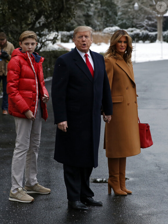 Le président Donald Trump avec sa femme Melania et leur fils Barron ( qui mesure environ 1m 90 à 12 ans ) quittent la Maison Blanche pour se rendre en Floride le 1er février 2019