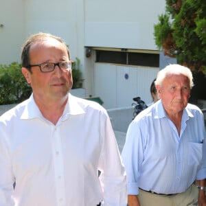 Exclusif - Au lendemain de son 60ème anniversaire, François Hollande est venu embrasser son père Georges Gustave Hollande, 91 ans, dans sa résidence à Cannes. Le 13 août 2014.