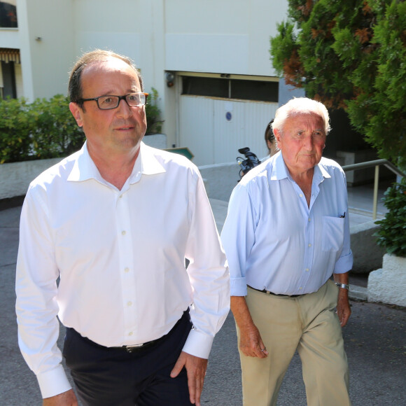 Exclusif - Au lendemain de son 60ème anniversaire, François Hollande est venu embrasser son père Georges Gustave Hollande, 91 ans, dans sa résidence à Cannes. Le 13 août 2014.