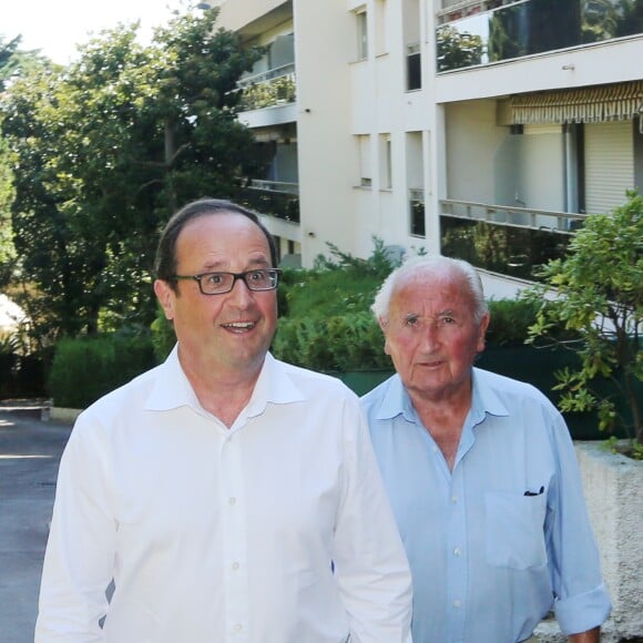 Exclusif - Au lendemain de son 60ème anniversaire, François Hollande est venu embrasser son père Georges Gustave Hollande, 91 ans, dans sa résidence à Cannes. Le 13 août 2014.