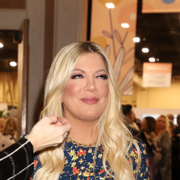 Tori Spelling lors de la mode "90's & 90210" au Mandalay Bay Convention Center de l'hôtel & Casino Mandalay Bay à Las Vegas, Nevada, Etats-Unis, le 6 février 2020.