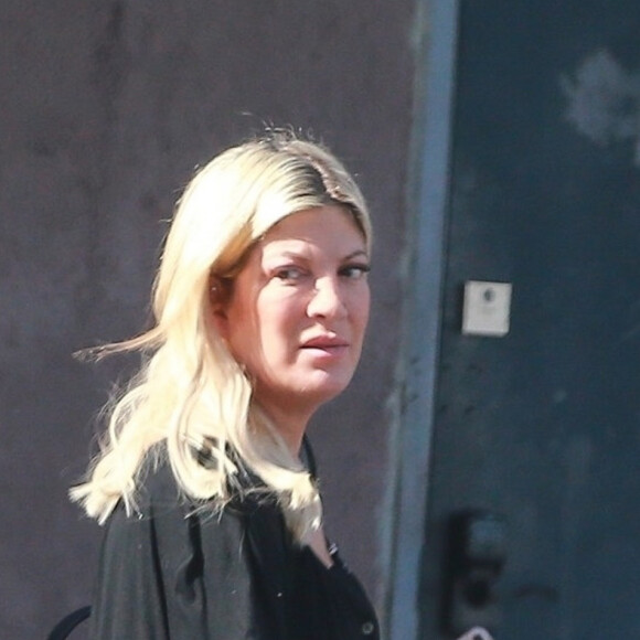 Exclusif - Tori Spelling est allée déjeuner avec une amie au Blu Jam Cafe à Los Angeles le 12 novembre 2019.