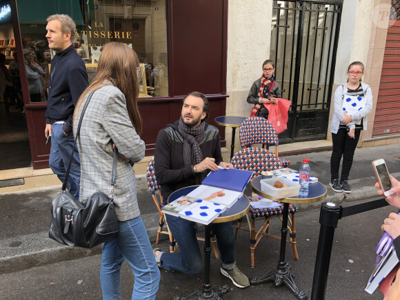 Exclusif - Cyril Lignac dédicace son livre "La Pâtisserie" devant sa boutique "La Patisserie Cyril Lignac" rue Poncelet à Paris, le 21 octobre 2017.