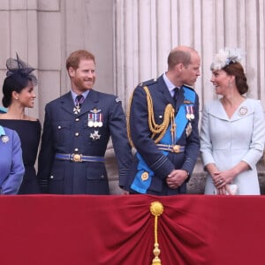 Le prince Charles, Camilla Parker Bowles, duchesse de Cornouailles, la reine Elisabeth II d'Angleterre, Meghan Markle, duchesse de Sussex, le prince Harry, duc de Sussex, le prince William, duc de Cambridge, Kate Catherine Middleton, duchesse de Cambridge, la princesse Anne - La famille royale d'Angleterre lors de la parade aérienne de la RAF pour le centième anniversaire au palais de Buckingham à Londres. Le 10 juillet 2018