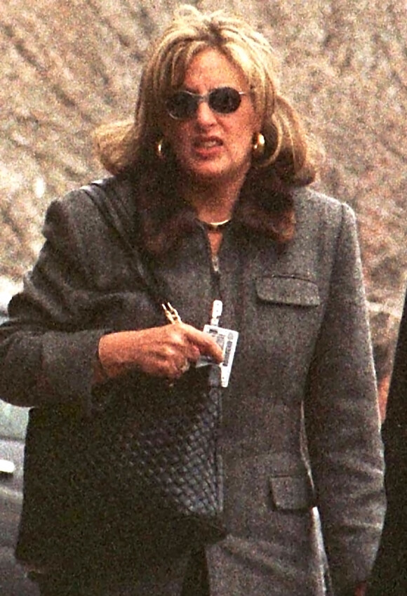 Linda Tripp avait enregistré les confidences de Monica Lewinsky, à l'insu de la jeune femme, jouant un rôle clé dans l'enquête qui a conduit au procès en destitution de Bill Clinton. Ici à Arlington, en 1999. 
