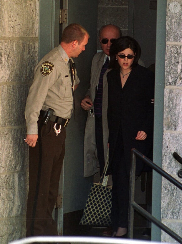 Monica Lewinsky à la sortie du tribunal d'Howard County, dans le Maryland, le 16 décembre 1999.