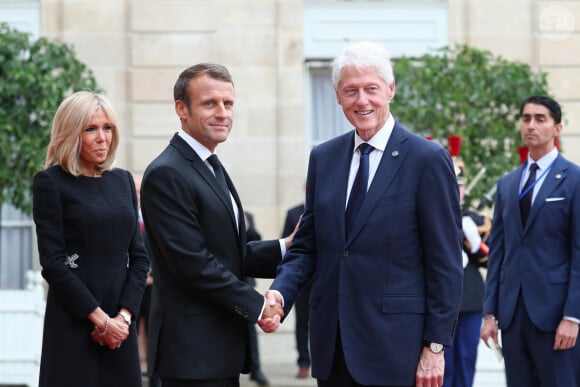 Brigitte Macron, le président Emmanuel Macron, Bill Clinton - Le président de la République française reçoit les chefs d'Etat et de Gouvernement étrangers ayant fait le déplacement en France pour rendre hommage au Président Jacques Chirac au Palais de l'Elysée Paris, France, le 30 septembre 2019. © Cyril Moreau/Bestimage