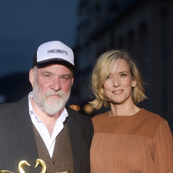 Bouli Lanners (Meilleur acteur dans "C'est ça l'amour ") et Léa Drucker - Les people posent avec leur prix lors du Festival du Film Romantique de Cabourg, le 15 juin 2019. © Giancarlo Gorassini/Bestimage