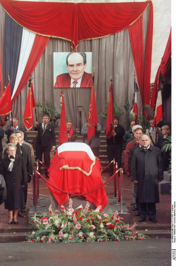 Obsèques de Georges Marchais en présence de Robert Hue, à Champigny, en 1997