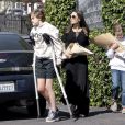 Exclusif - Angelina Jolie est allée acheter des fleurs avec ses enfants Shiloh et Vivienne dans le quartier de Los Feliz à Los Angeles. Shiloh marche difficilement à l'aide de béquilles. Le 8 mars 2020