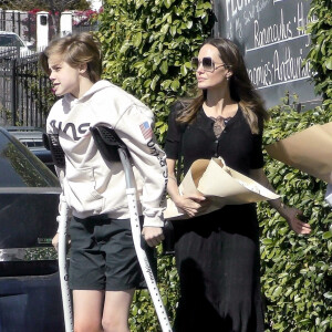 Exclusif - Angelina Jolie est allée acheter des fleurs avec ses enfants Shiloh et Vivienne dans le quartier de Los Feliz à Los Angeles. Shiloh marche difficilement à l'aide de béquilles. Le 8 mars 2020