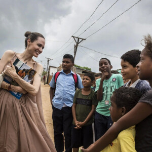 L'envoyée spéciale du Haut Commissariat des Nations Unies pour les réfugiés, Angelina Jolie s'adresse aux habitants de Riohacha, en Colombie, le 7 juin 2019.