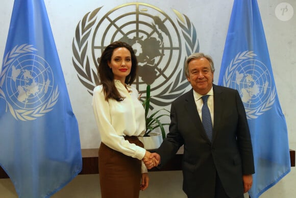 Angelina Jolie rencontre le secrétaire général des Nations unies portugais Antonio Guterres au siège des Nations Unies à New York, le 14 septembre 2017