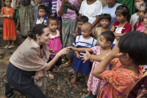 Angelina Jolie-Pitt rencontre des enfants lors de sa visite du camp de réfugiés Ja Mai Kaung Baptist à Myitkyina en Birmanie, le 30 juillet 2015 pour la Maddox Jolie-Pitt Foundation. Angelina Jolie-Pitt est envoyée spéciale du Haut Commissaire des Nations Unies pour les réfugiés.