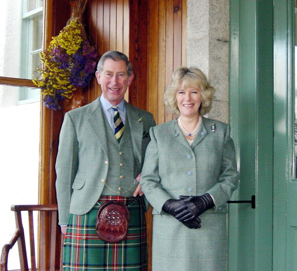 Portrait du prince Charles et Camilla à Birkhall, en Ecosse, lors de l'annonce de leurs fiançailles en 2005.