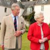 Le prince Charles et sa mère la reine Elizabeth dans les jardins de Birkhall, à Balmoral, en Ecosse, en 2009.