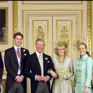 Mariage du prince Charles et Camilla, ici avec leurs enfants, à Windsor, le 9 avril 2005.