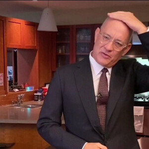 Tom Hanks, le crâne rasé, présente l'émission "Saturday Night Live At Home Edition" depuis sa cuisine, le 11 avril 2020.