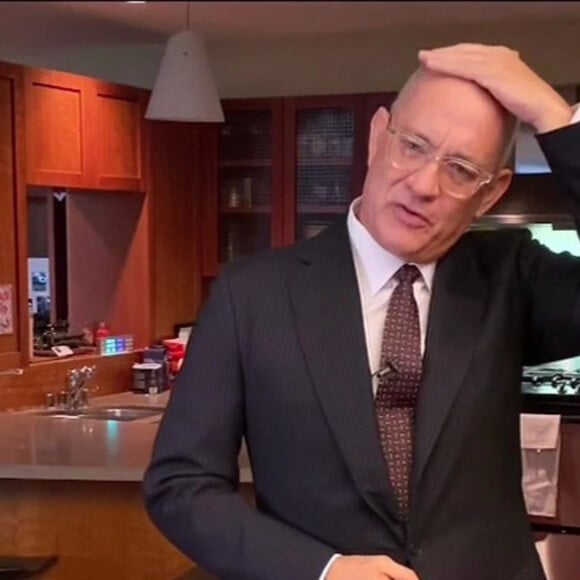 Tom Hanks, le crâne rasé, présente l'émission "Saturday Night Live At Home Edition" depuis sa cuisine, le 11 avril 2020.