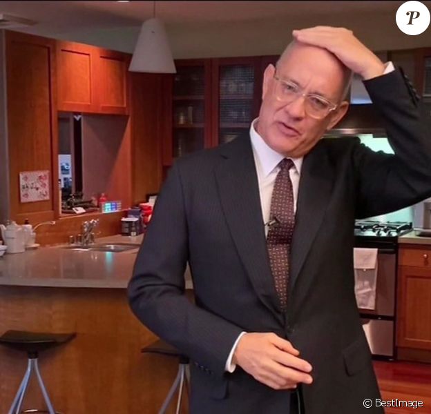 Tom Hanks, le crâne rasé, présente l'émission "Saturday Night Live At Home Edition" depuis sa cuisine, le 11 avril 2020.