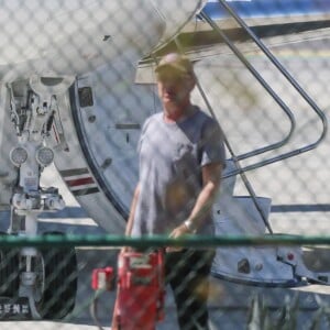 Exclusif - Tom Hanks et sa femme Rita Wilson sont de retour à Los Angeles après avoir contracté le coronavirus (COVID-19) et être restés en quarantaine en Australie. Ils sont arrivés en jet privé sur le tarmac de l'aéroport de Van Nuys à Los Angeles, le 27 mars 2020.