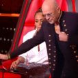  Pascal Obispo buzz à la place d'Amel Bent lors des K.O de "The Voice". Émission du samedi 11 avril 2020, TF1 