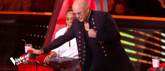 Pascal Obispo buzz à la place d'Amel Bent lors des K.O de "The Voice". Émission du samedi 11 avril 2020, TF1