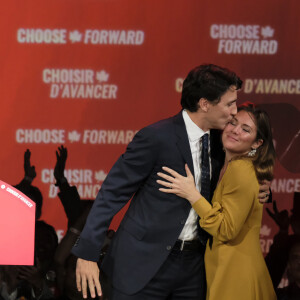 Justin Trudeau, ici avec sa femme Sophie Gregoire Trudeau, remporte les élections législatives au Canada le 21 octobre 2019. © Imago / Panoramic / Bestimage
