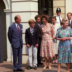 Le prince Philip, la princesse Anne, la reine Elizabeth, le prince Edward, la princesse Diana, le prince Charles, la Reine Mère et la princesse Margaret devant Clarence House pour les 90 ans de la Reine Mère en 1990.