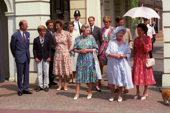 Le prince Philip, la princesse Anne, la reine Elizabeth, le prince Edward, la princesse Diana, le prince Charles, la Reine Mère et la princesse Margaret devant Clarence House pour les 90 ans de la Reine Mère en 1990.