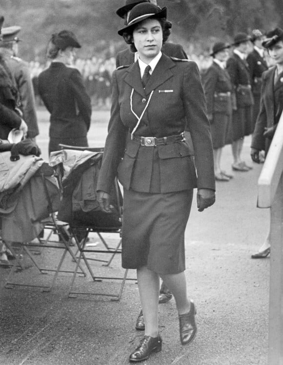 La reine Elizabeth en uniforme à Londres en 1946.