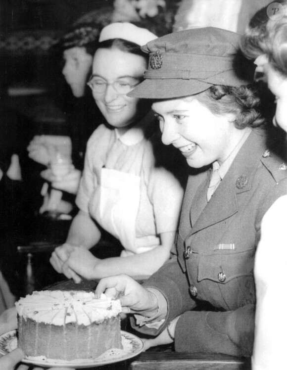 La reine Elizabeth II à une soirée au Royal College of Nursing à Londres. Juillet 1945