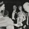 Elizabeth II et Winston Churchill lors d'une soirée de charité à Londres en 1950.