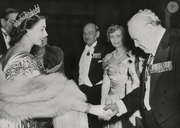 Elizabeth II et Winston Churchill lors d'une soirée de charité à Londres en 1950.