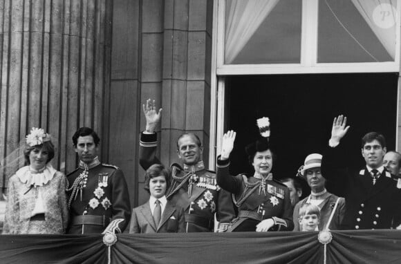 La famille royale réunie au balcon de Buckingham en 1981 lors de la parade Trooping The Colour. La reine Elizabeth apparaît après que des coups de feu ont été tiré.