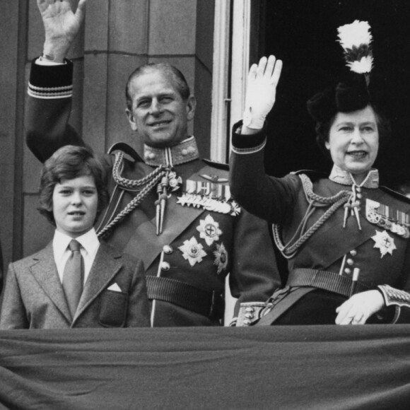 La famille royale réunie au balcon de Buckingham en 1981 lors de la parade Trooping The Colour. La reine Elizabeth apparaît après que des coups de feu ont été tiré.