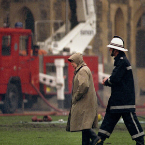 La reine Elizabeth visite le château de Windsor après le terrible incendie de 1992.